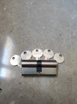 Bombín Tesa T-60 con 5 llaves