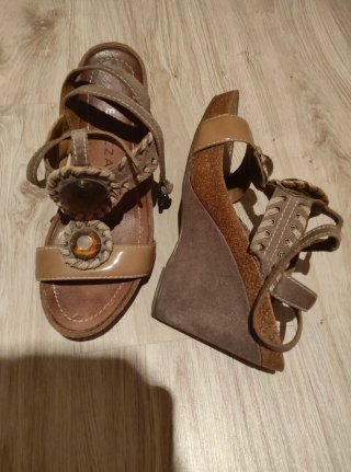 Sandalias de piel con pedrería