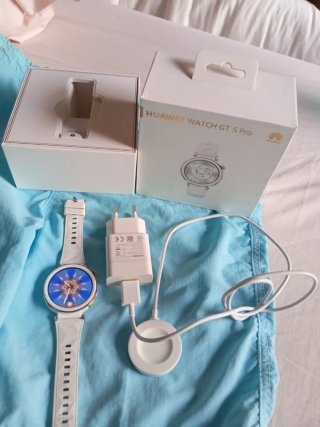 Huawei Watch GT 5 Pro blanco/dorado