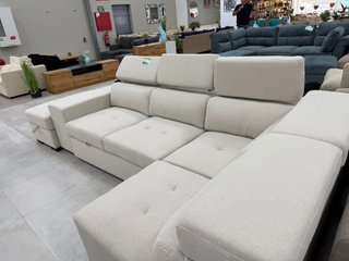 Sofá cama elegante con puff