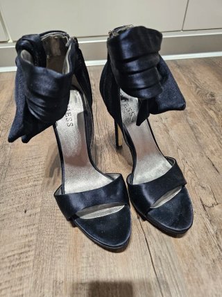 Zapatos de tacón negros con lazo. Raso.  Granada