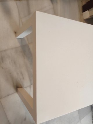 Mesa auxiliar blanca de madera