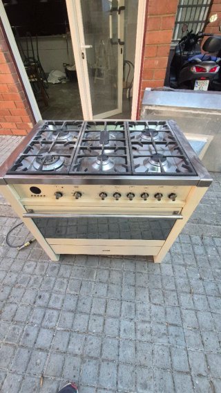 Cocina a gas beige y plateada