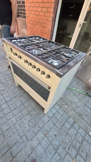 Cocina a gas beige y plateada