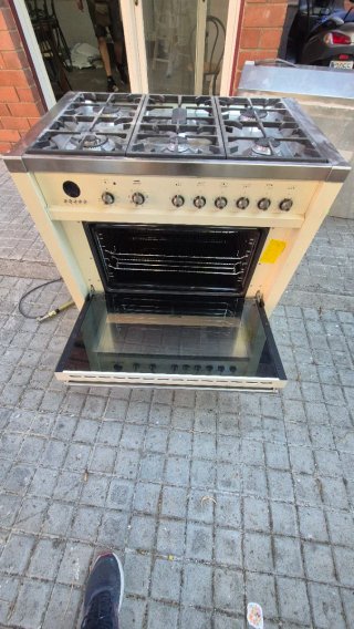 Cocina a gas beige y plateada