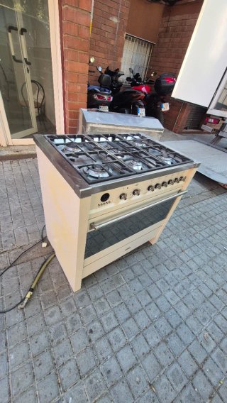 Cocina a gas beige y plateada