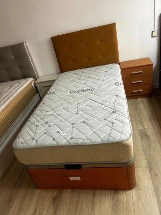 Cama con cabecero y mesita de noche