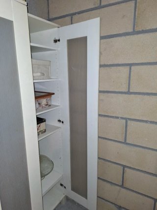 Armario blanco puerta cristal de Ikea