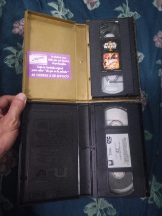 LOTE 2 PELICULAS VHS:E.T. Y STAR WARS