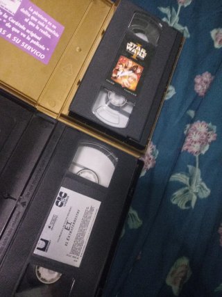 LOTE 2 PELICULAS VHS:E.T. Y STAR WARS