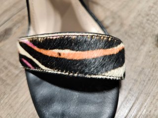Sandalias de tacón negras y multicolor. Granada