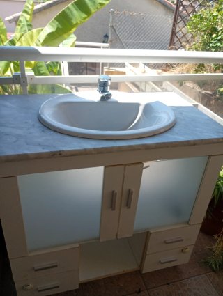 Mueble de baño con tope de mármol