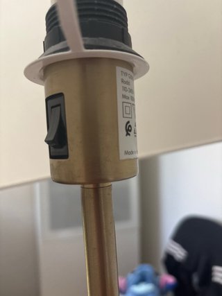 Lámpara de pie Ikea beige y dorada