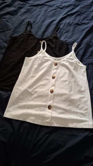 Camiseta sin mangas gris con botones