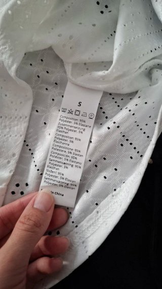 Camiseta sin mangas gris con botones