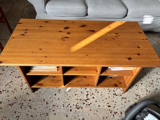 Mesa madera de salón. Buen estado