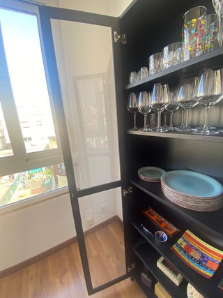 Librería con puertas de vidrio efecto roble