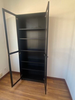 Librería con puertas de vidrio efecto roble