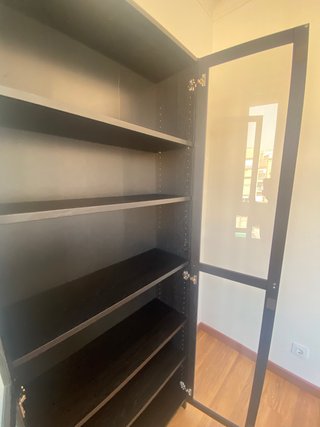 Librería con puertas de vidrio efecto roble