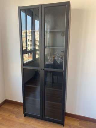Librería con puertas de vidrio efecto roble
