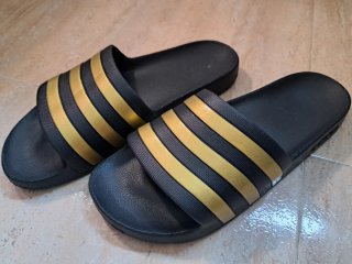 Sandalias Adidas Talla 9 US Negra/Dorada