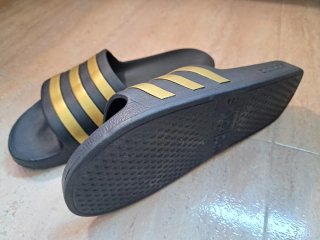 Sandalias Adidas Talla 9 US Negra/Dorada