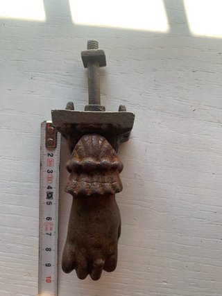 Aldaba de mano de hierro fundido