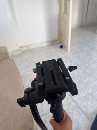Trípode de vídeo profesional con rótula fluida