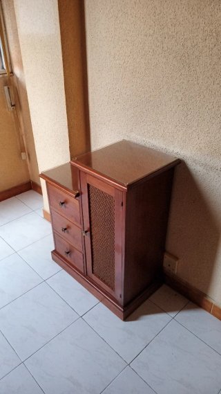 Mueble de madera pequeño para recibidor