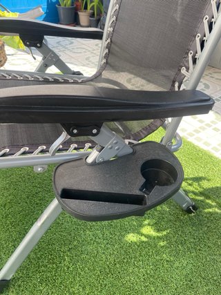 Tumbona reclinable negra y plateada con colchoneta