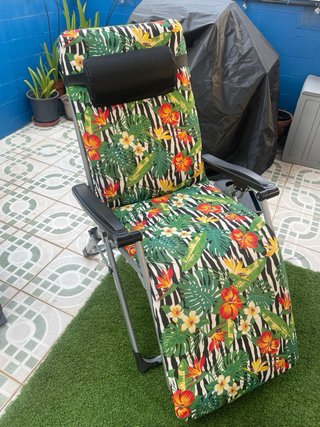 Tumbona reclinable negra y plateada con colchoneta