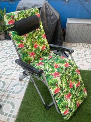 Tumbona reclinable negra y plateada con colchoneta