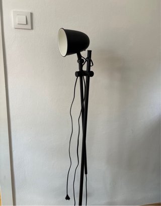 Lámpara de pie negra moderna