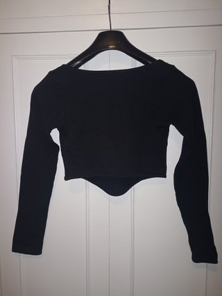 Camiseta negra manga larga crop top