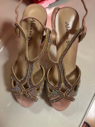 Zapatos de fiesta dorados y rosas