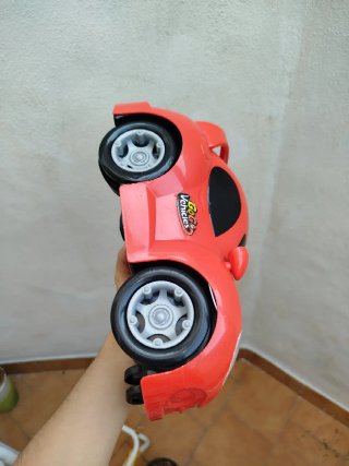 Coche de juguete rojo
