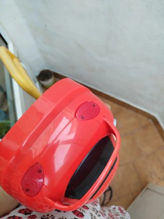 Coche de juguete rojo