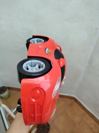 Coche de juguete rojo