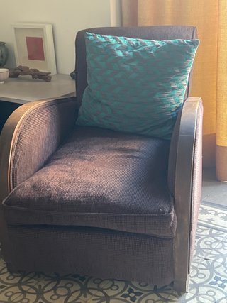 Sillón tapizado marrón con cojín