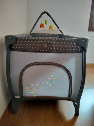 Cuna de viaje plegable.