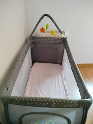 Cuna de viaje plegable.