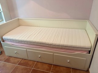 Cama Ikea Hemnes con 2 colchones