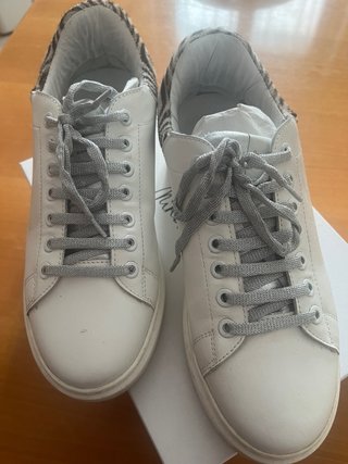 Sneakers bianche con stampa zebra
