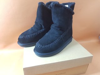 Botas Gioseppo T37 Negras y Doradas