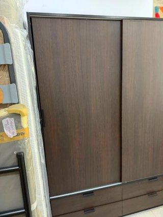Armario de madera marrón con cajones