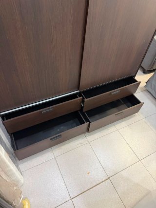 Armario de madera marrón con cajones