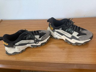 Zapatillas Adidas grises y blancas