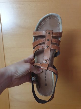 Sandalias con cuña marrones