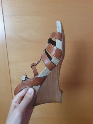 Sandalias con cuña marrones