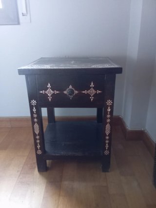 Due comodini in legno con intarsi